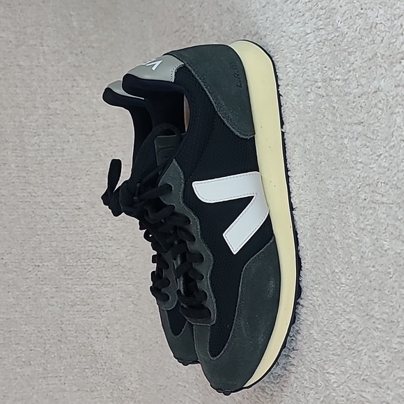 VEJA‘RIO BRANCO’ LOW TOP LACE UP SNEAKERS Mens 11 - Picture 2 of 8